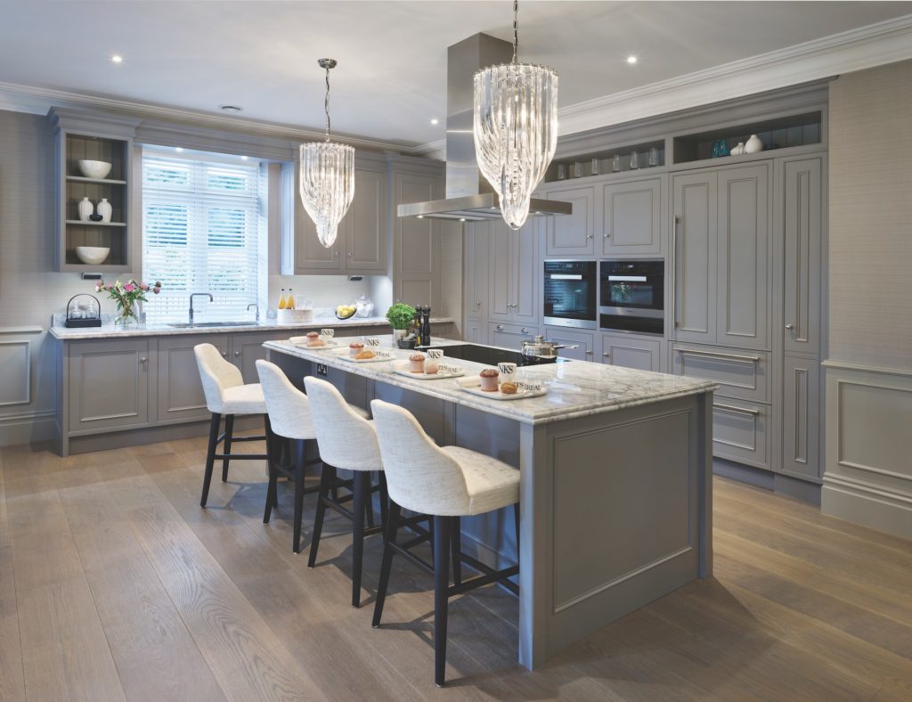 Image of a traditional kitchen design featuring a variety of modern aesthetics and kitchen appliances.