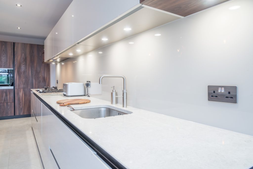 Image of a white kitchen design with an instant boiling water tap from Quooker.